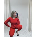 Conjunto Elegance Knit em preto/vermelho, composto por blusa e calça de malha.