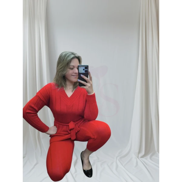 Conjunto Elegance Knit em preto/vermelho, composto por blusa e calça de malha.