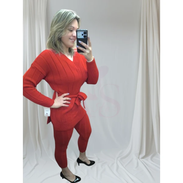 Conjunto Elegance Knit em preto/vermelho, composto por blusa e calça de malha.