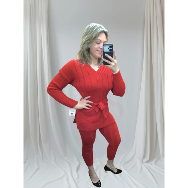 Conjunto Elegance Knit em preto/vermelho, composto por blusa e calça de malha.