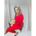 Conjunto Elegance Knit em preto/vermelho, composto por blusa e calça de malha.