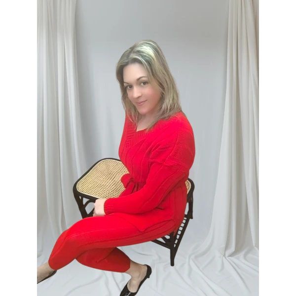 Conjunto Elegance Knit em preto/vermelho, composto por blusa e calça de malha.