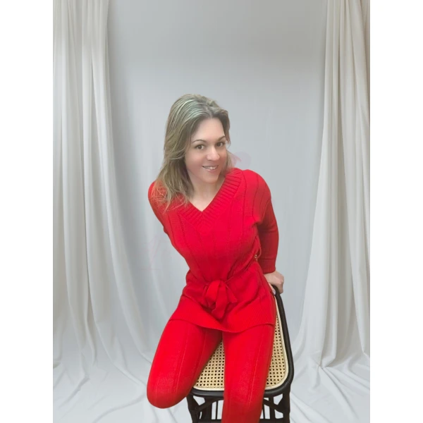 Conjunto Elegance Knit em preto/vermelho, composto por blusa e calça de malha.