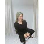 Conjunto Elegance Knit em preto/vermelho, composto por blusa e calça de malha.