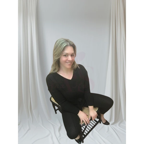 Conjunto Elegance Knit em preto/vermelho, composto por blusa e calça de malha.