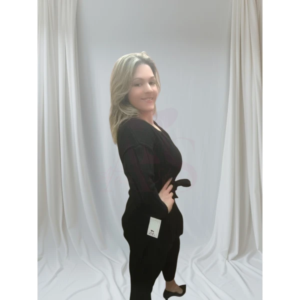 Conjunto Elegance Knit em preto/vermelho, composto por blusa e calça de malha.