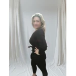 Conjunto Elegance Knit em preto/vermelho, composto por blusa e calça de malha.