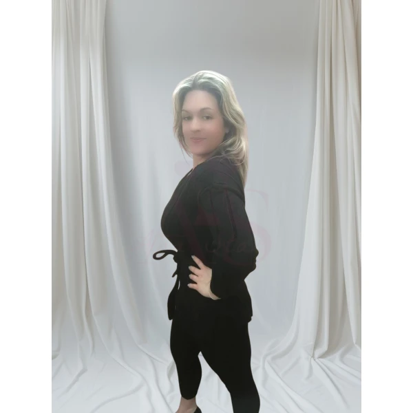 Conjunto Elegance Knit em preto/vermelho, composto por blusa e calça de malha.