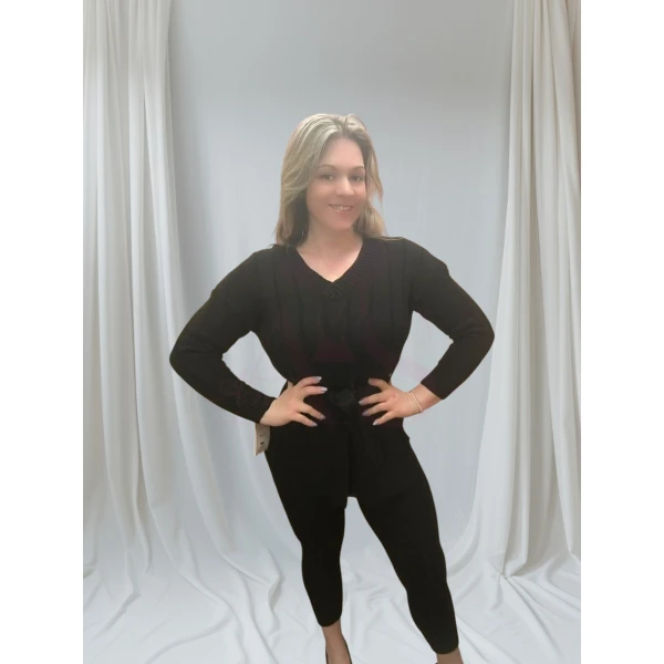 Conjunto Elegance Knit em preto/vermelho, composto por blusa e calça de malha.
