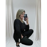 Conjunto Elegance Knit em preto/vermelho, composto por blusa e calça de malha.