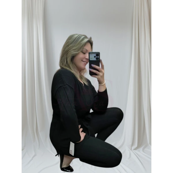 Conjunto Elegance Knit em preto/vermelho, composto por blusa e calça de malha.