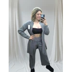 Conjunto de malha elegante em tom neutro, com casaco de botões e calças fluídas.