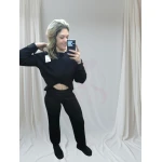 conjunto elegância casual canelado disponível nas cores preto e branco, composto por blusa de mangas longas e calça de corte reto.