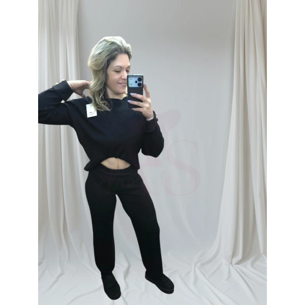 conjunto elegância casual canelado disponível nas cores preto e branco, composto por blusa de mangas longas e calça de corte reto.