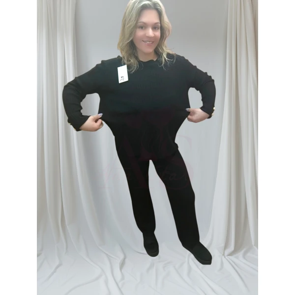 conjunto elegância casual canelado disponível nas cores preto e branco, composto por blusa de mangas longas e calça de corte reto.