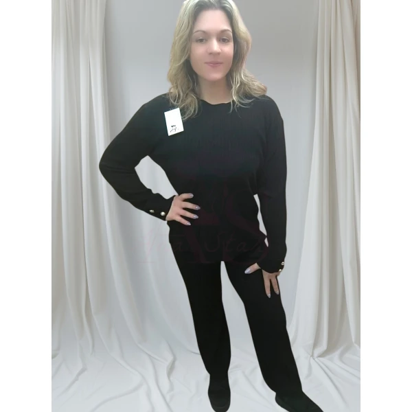 conjunto elegância casual canelado disponível nas cores preto e branco, composto por blusa de mangas longas e calça de corte reto.