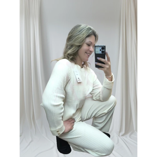 conjunto elegância casual canelado disponível nas cores preto e branco, composto por blusa de mangas longas e calça de corte reto.