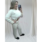 conjunto elegância casual canelado disponível nas cores preto e branco, composto por blusa de mangas longas e calça de corte reto.