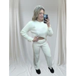 conjunto elegância casual canelado disponível nas cores preto e branco, composto por blusa de mangas longas e calça de corte reto.