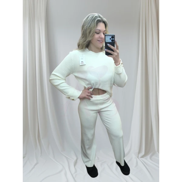 conjunto elegância casual canelado disponível nas cores preto e branco, composto por blusa de mangas longas e calça de corte reto.