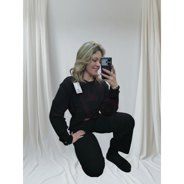 conjunto elegância casual canelado disponível nas cores preto e branco, composto por blusa de mangas longas e calça de corte reto.