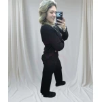 conjunto elegância casual canelado disponível nas cores preto e branco, composto por blusa de mangas longas e calça de corte reto.