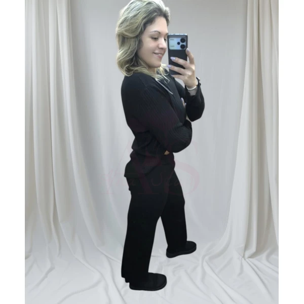 conjunto elegância casual canelado disponível nas cores preto e branco, composto por blusa de mangas longas e calça de corte reto.