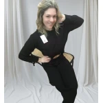 conjunto elegância casual canelado disponível nas cores preto e branco, composto por blusa de mangas longas e calça de corte reto.