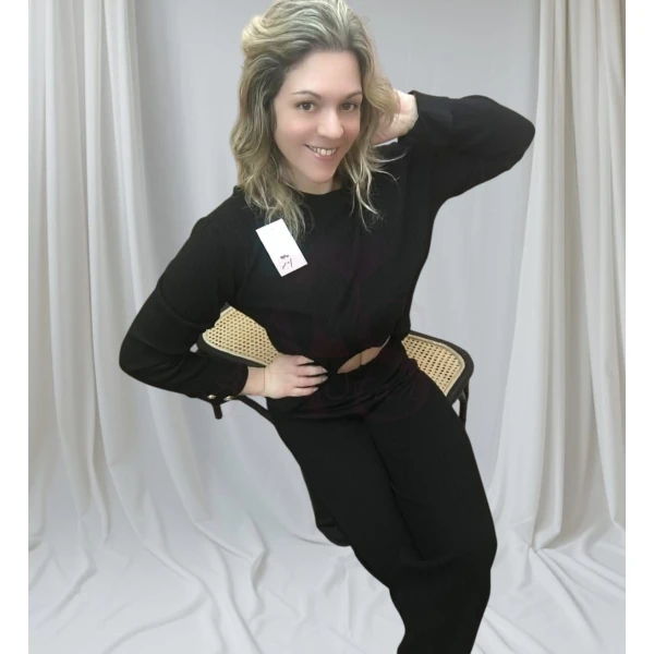 conjunto elegância casual canelado disponível nas cores preto e branco, composto por blusa de mangas longas e calça de corte reto.