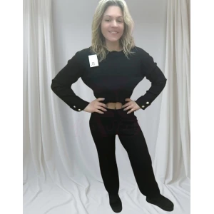conjunto elegância casual canelado disponível nas cores preto e branco, composto por blusa de mangas longas e calça de corte reto.