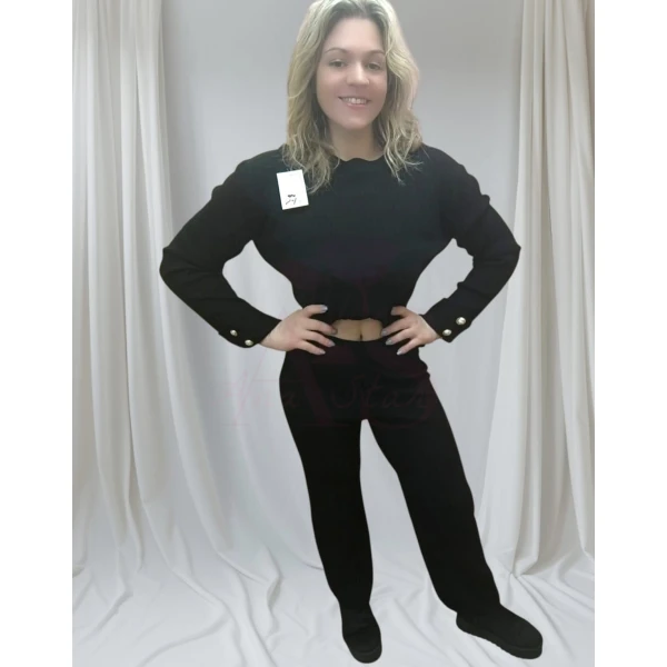 conjunto elegância casual canelado disponível nas cores preto e branco, composto por blusa de mangas longas e calça de corte reto.