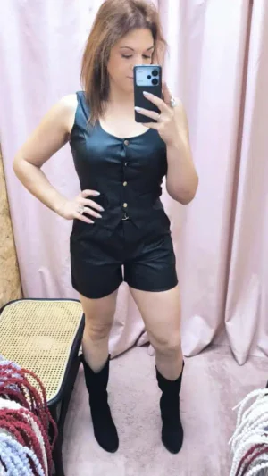 Conjunto Elegance Black, por um colete estruturado e calções cardados com cinto, em cor preta.