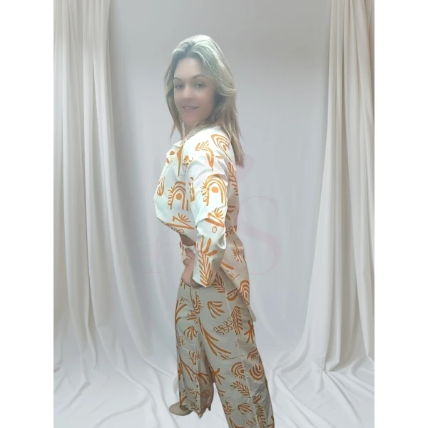 Mulher vestindo conjunto estampado feminino.