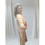 Mulher vestindo conjunto estampado feminino.