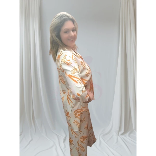 Mulher vestindo conjunto estampado feminino.