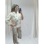 Mulher vestindo conjunto estampado feminino.