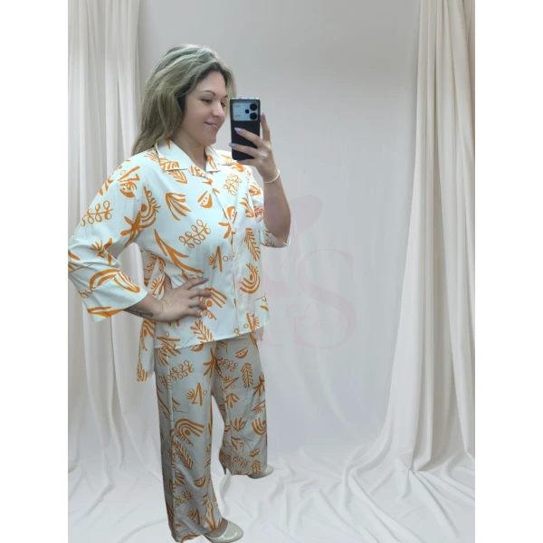 Mulher vestindo conjunto estampado feminino.