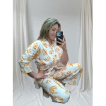 Mulher vestindo conjunto estampado feminino.