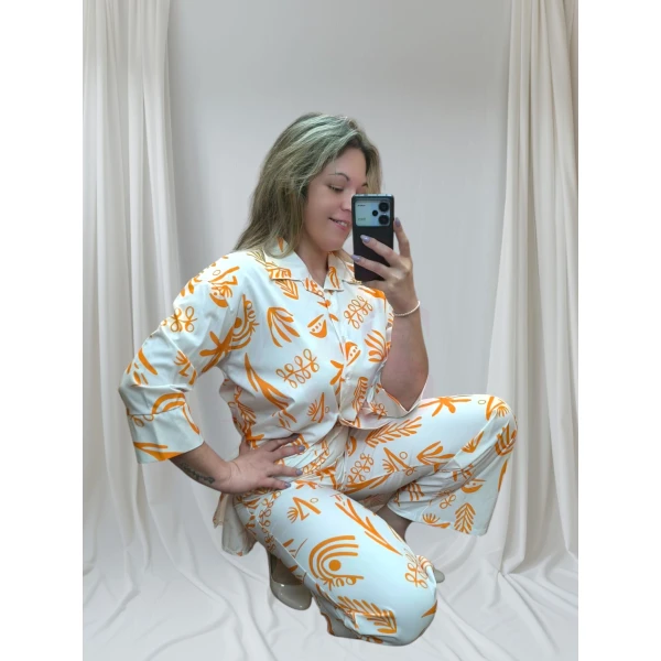 Mulher vestindo conjunto estampado feminino.