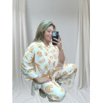 Mulher vestindo conjunto estampado feminino.