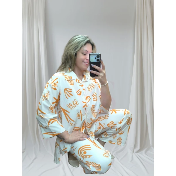 Mulher vestindo conjunto estampado feminino.