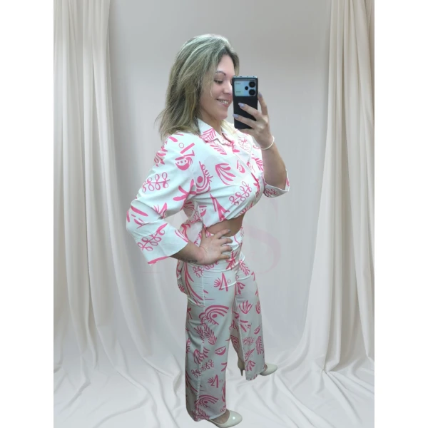 Mulher vestindo conjunto estampado feminino.