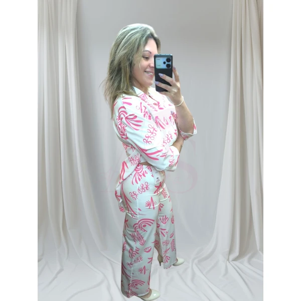 Mulher vestindo conjunto estampado feminino.
