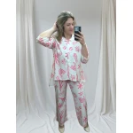 Mulher vestindo conjunto estampado feminino