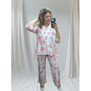 Mulher vestindo conjunto estampado feminino