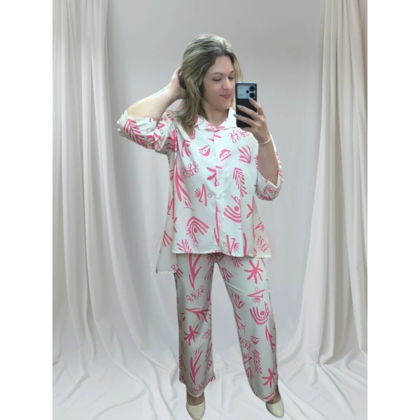 Mulher vestindo conjunto estampado feminino