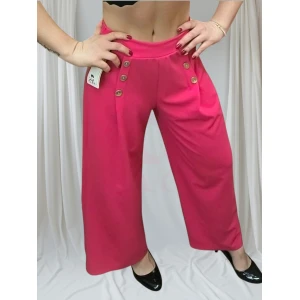 calça pantalona com botões dourados em diferentes poses e cores, combinando com croppeds e bodys variados.