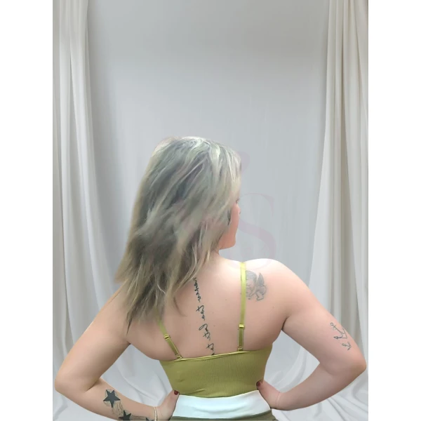 Body decotado com corações, em diferentes cores (roxo, azul e verde pistacho), combinando com calças de vários estilos.