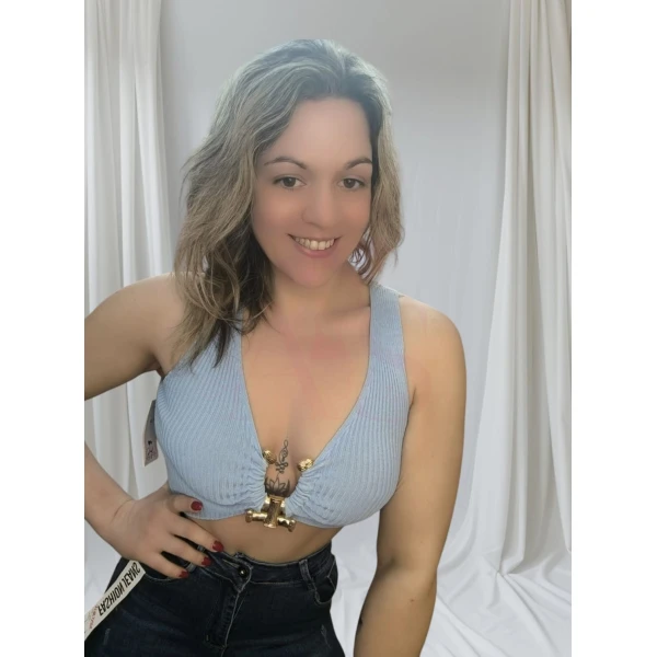 Top elegante e sofisticado é canelado com ancora dourada, disponível em azul, rosa e branco.