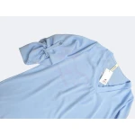Camiseiro Bella Chic, disponível em três cores, com mangas ajustáveis e modelagem assimétrica.
